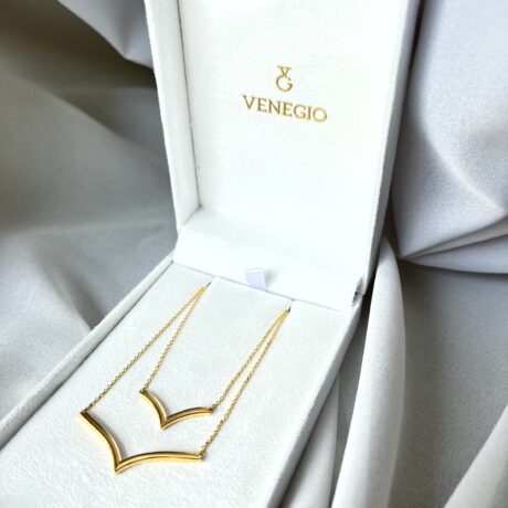 Estojo de Joia branco aveludado com colares em Ouro 18k coleção Sky VG