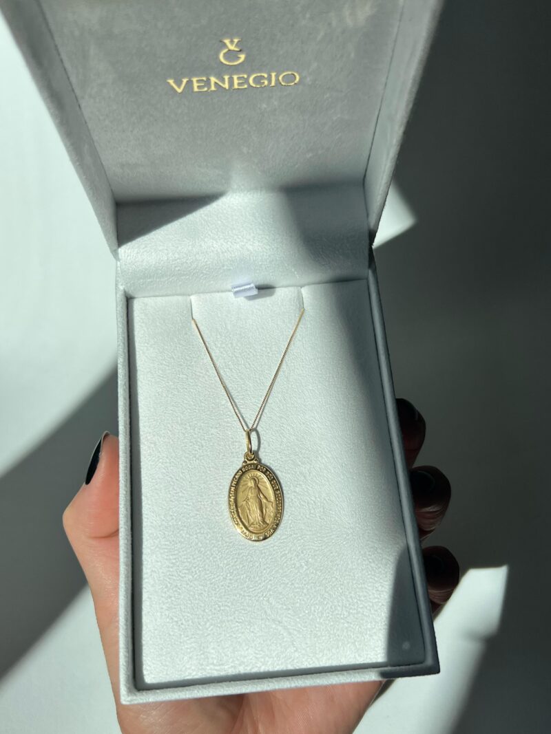 Colar ouro 18k Nossa Senhora das Graças - Joia elegante e simbólica com proteção e beleza.